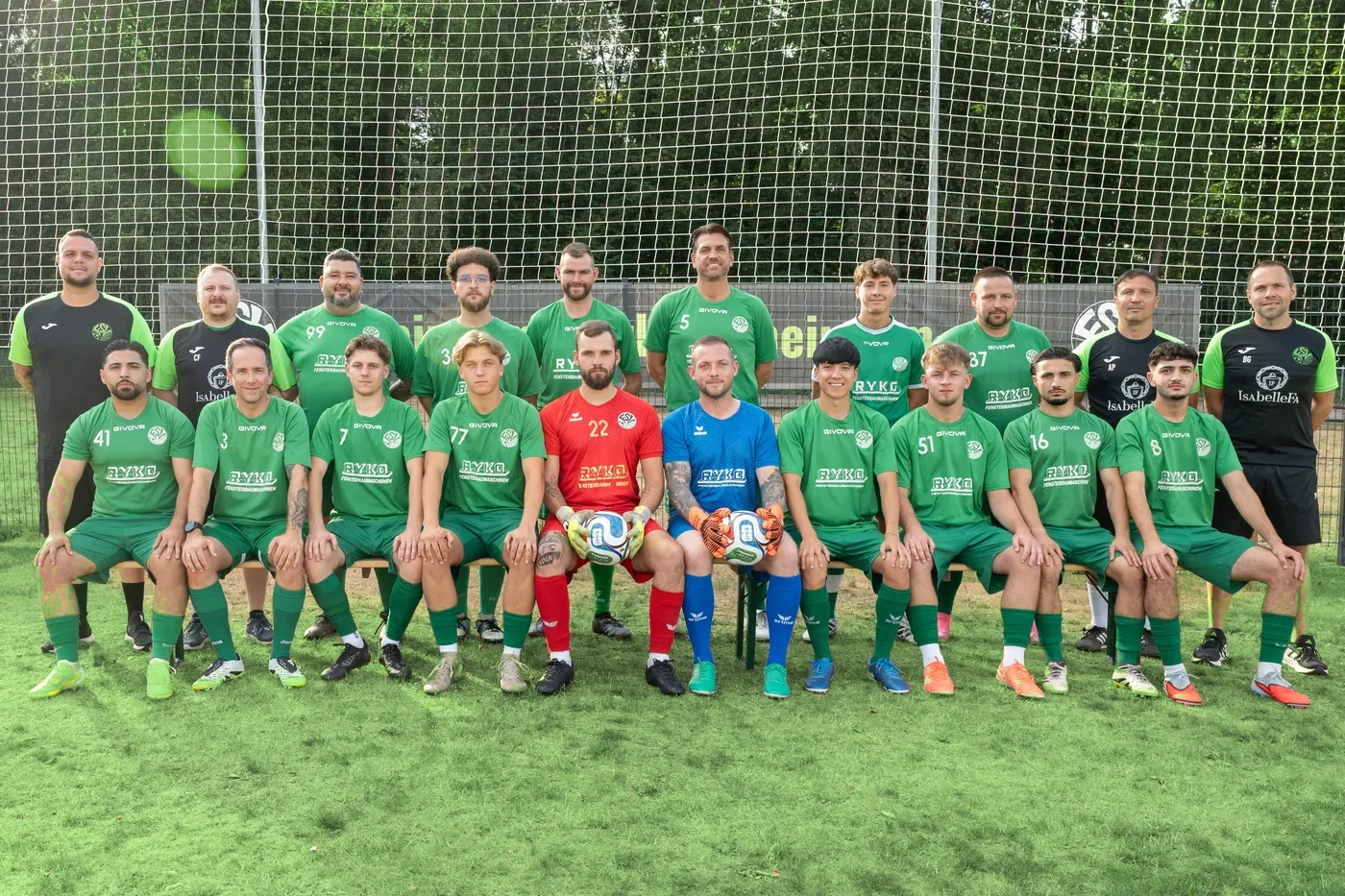 Mannschaftsfoto der Herren 1 und 2 des FSV Eisingen